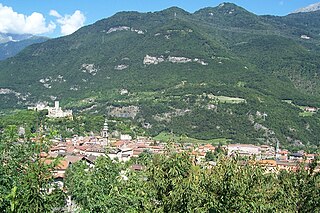 Panorama abitato e castello - Breno (Foto Luca Giarelli).jpg