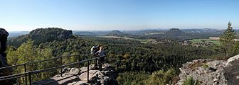 Blick vom Papststein in Richtung West/Nordwest auf die Tafelberge der Sächsischen Schweiz. Zu sehen sind (von links): Gohrisch, Quirl, Königstein, Kleiner Bärenstein, Großer Bärenstein und Lilienstein