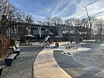 L'aire de jeux pour enfants devant le stade