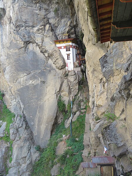 File:Paro Taktsang, Taktsang Palphug Monastery, Tiger's Nest -views from the trekking path- during LGFC - Bhutan 2019 (133).jpg