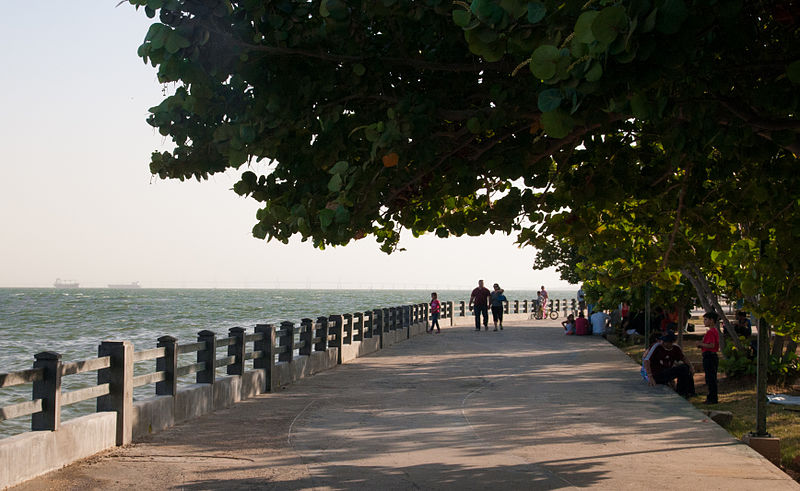 File:Passeio do Lago, Maracaibo.jpg