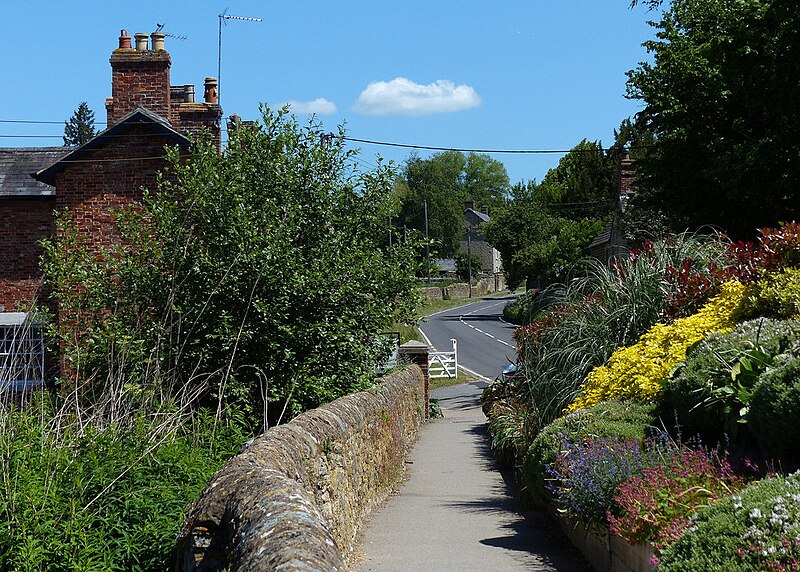 File:Path next to Station Road, Lower Heyford - geograph.org.uk - 4520148.jpg