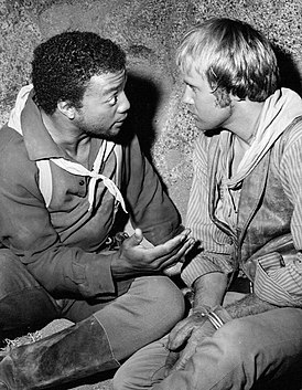 Пол Уинфилд (слева) и Марк Слейд в сериале «Высокий кустарник[en]» (1969)
