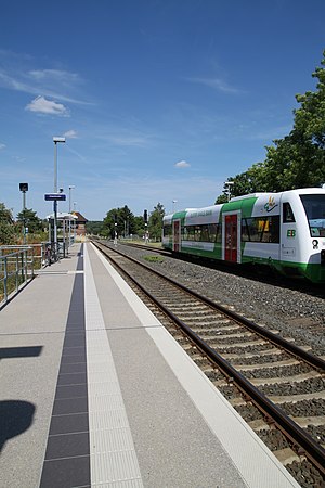 Personenbahnhof Großschwabhausen mit Bahn.JPG