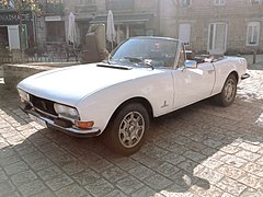 Peugeot 504 cabriolet série 2, dessinée et construite en collaboration avec le carrossier turinois Pininfarina. Elle est équipée de jantes Amil de 15 pouces chaussés de pneus Michelin TRX.