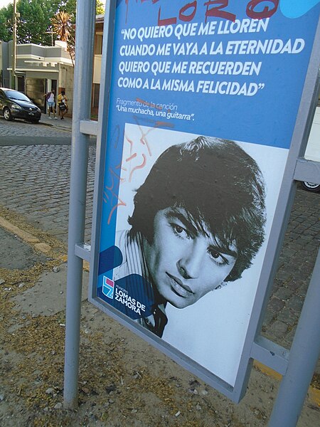 File:Placa de Sandro en la plaza Roberto Sánchez (Banfield), a pocas cuadras de la mansión donde el cantante vivió sus últimas décadas..jpg