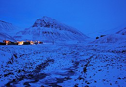 Chạng vạng đêm vùng cực đặc trưng tại Longyearbyen, Svalbard, ở 78° vĩ Bắc