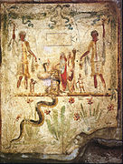 Lararium kecil, diapit oleh Lares di tengah, di atas genius ular yang mewakili kesuburan. Rumah Iulius Polybius, Pompeii