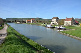 Pont-reĝa sur la kanalo de Bourgogne en Clamerey