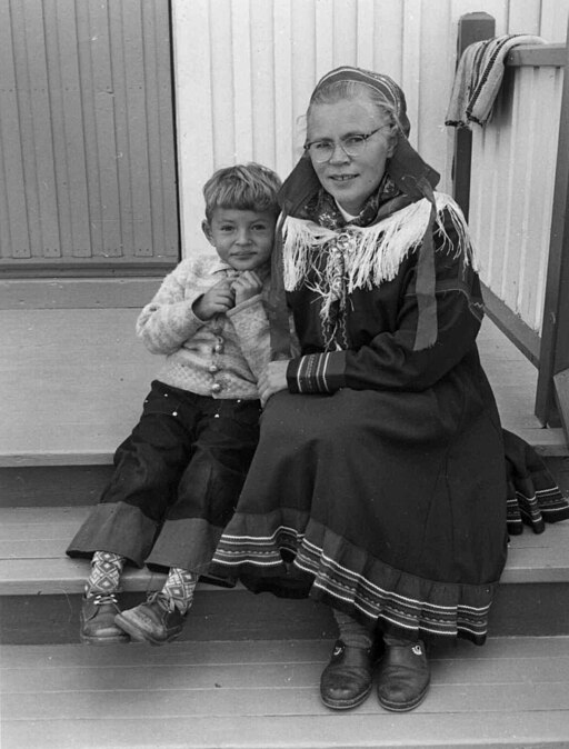 Portrett av Edel Hætta Eriksen, vevlærerinne, med familie, aug 1956 - Norsk folkemuseum - NF.05535-278
