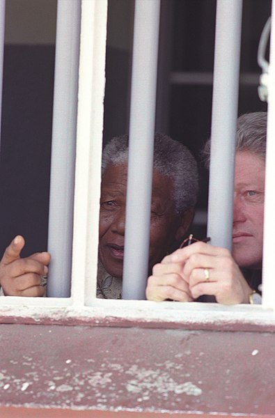 File:President Bill Clinton and President Nelson Mandela view Cell Block B where President Mandela was imprisoned.jpg