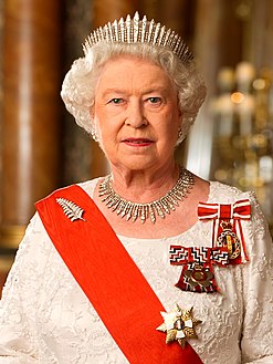 الملكة مرتدية شارات عرش نيوزيلندا