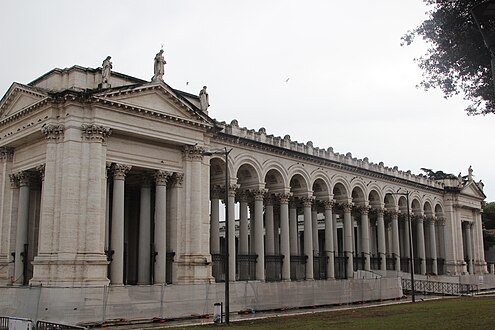 Il lato d'ingresso del quadriportico