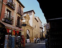 Tiendas de souvenirs en la céntrica calle de Santo Tomé