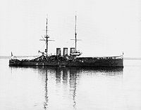 1910年代、レーヴェリ停泊地に停泊するリューリク。艦首甲板には天幕が張られている。