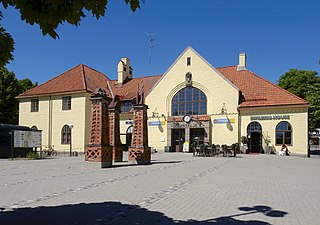 Det gula stationshuset på Södertälje C ritades av Folke Zettervall, och uppfördes 1918