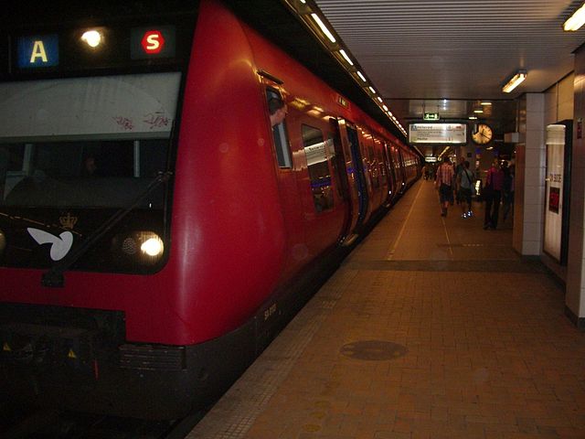 H train at Nørreport station