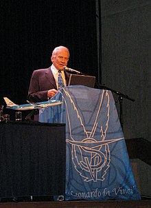 Buzz Aldrin all'età di 77 anni al simposio della Space for Society del 2007 presso la Society of Aerospace Engineering Students Delft Leonardo da Vinci