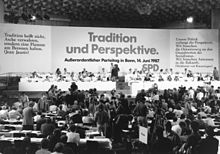 Außerordentlicher Parteitag der SPD in Bonn am 14. Juni 1987. Wahl von Willy Brandt zum Ehrenvorsitzenden auf Lebenszeit (Quelle: Wikimedia)