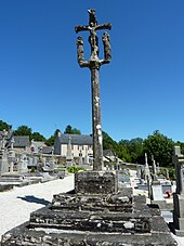 Le calvaire dans l'enclos paroissial.