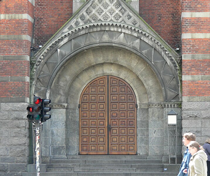 File:Sakramentskirken Copenhagen entrance.jpg