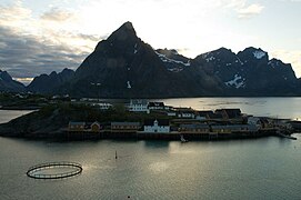 Sakrisøy. I bakgrunnen Olstinden (675 moh.) på Moskenesøya. Foto: Thomas Faivre-Duboz