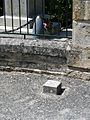Français : Borne géodésique IGN, monument aux morts près de l'église de Salignac, Gironde, France