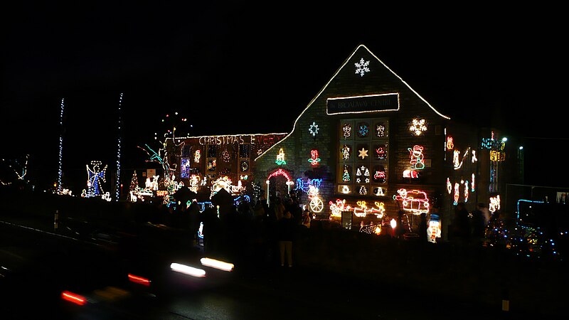 File:Sandown Broadway Centre Christmas Lights.JPG