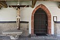 English: Crucifix and portal Deutsch: Kruzifix und Portal