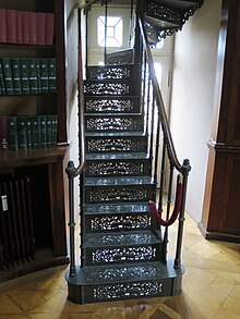 Gusseiserne Treppe der Bibliothek in Schloss Herrnsheim – Ausstellungsobjekt der Ersten Deutschen Industrieausstellung, Mainz 1842[264]