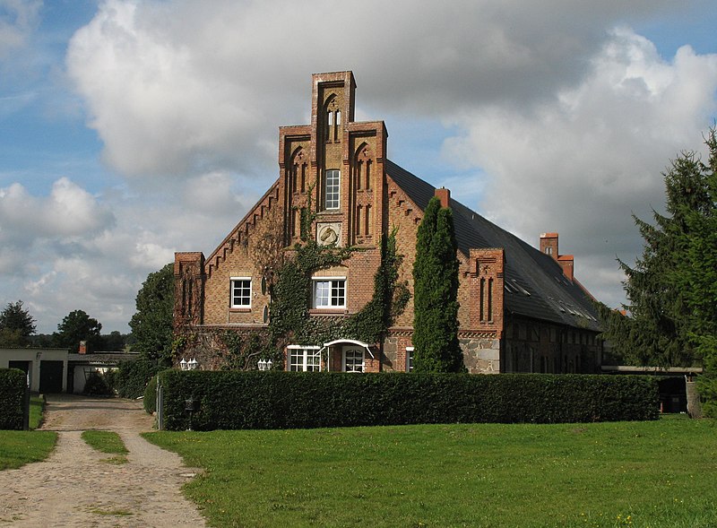 File:Schwasdorf Poggelow building.jpg