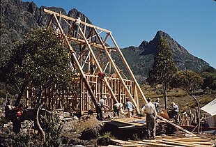 Einrahmung eines großen A-Frame-Gebäudes