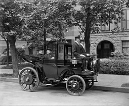 De Kriéger Electric Landaulet (cira 1906). De reservebatterijen zijn onder de vloer gemonteerd, de aandrijving in de wielnaven.