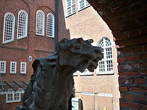 "Fantasidjur" kallas denna skulptur gjord av de båda arkitekterna 1910.