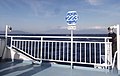 静岡県道223号の海上フェリー看板にある県道標識は、富士山とフェリーをモチーフにしたイラストを描いている。