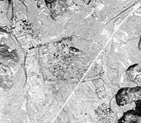 1947년, 미군이 촬영한 합포성. 흐릿하게 보이는 오각형 윤곽이 성지(城址)이다.북동에서 남서로 뻗은 흰색선은 국도 제14호선이다.