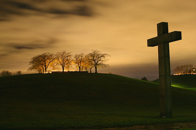 Крест на кладбище Skogskyrkogården в Стокгольме