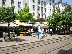 Поглед към площада през трамвайните релси, в заден план се вижда Градската библиотека
