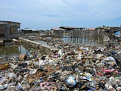 Déchets solides rachetés aux camions de collecte afin de créer du remblai pour une route, à Cap-Haïtien.