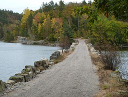 Postvägen, den gamla vägen mellan Mandal och Kristiansand, vid sjön Kvislevatnet.