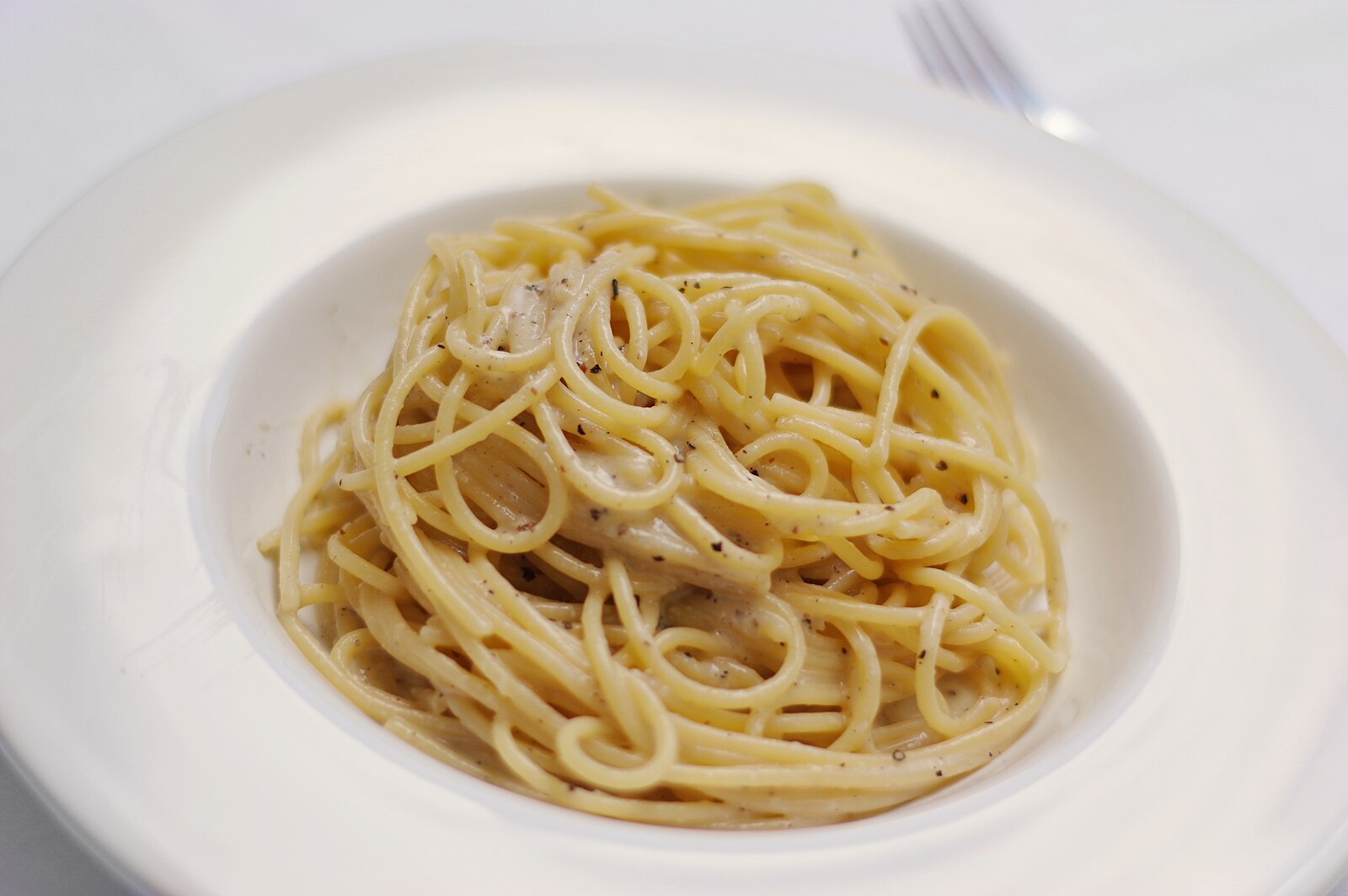 1600px-Spaghetti_cacio_e_pepe_%28creamy_as_it_should_be%29.jpg