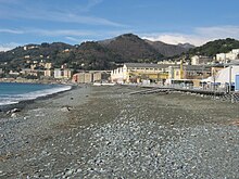 La spiaggia di sant'Erasmo a Voltri. Ovvero, la spiaggia a ponente della foce del Leira. Sono visibili i capannoni dei Cantieri Campanella, poi usati dall'Ansaldo per la carpenteria leggera ed attualmente ospitanti attività sportive e ricreative.