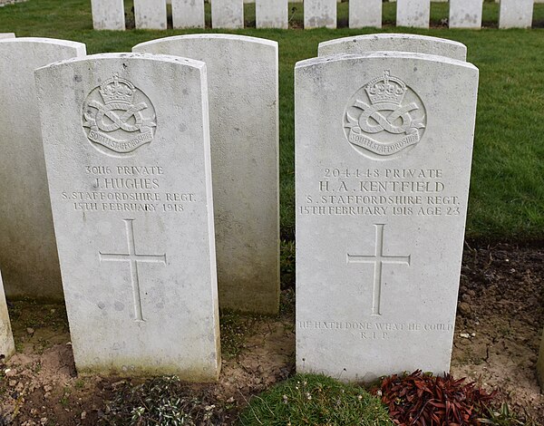 Tombes de deux soldats du Staffordshire Regiment dans le cimetière de Mory Abbey Military Cemetery.