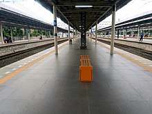 The platform of the station, taken on 15 March 2022 Stasiun Jatinegara (Dalam) 3.jpg