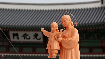 Standbeeld van Maria en Jezus in Gwanghwamun, afgebeeld tijdens het bezoek van paus Franciscus aan Zuid-Korea, 2014.