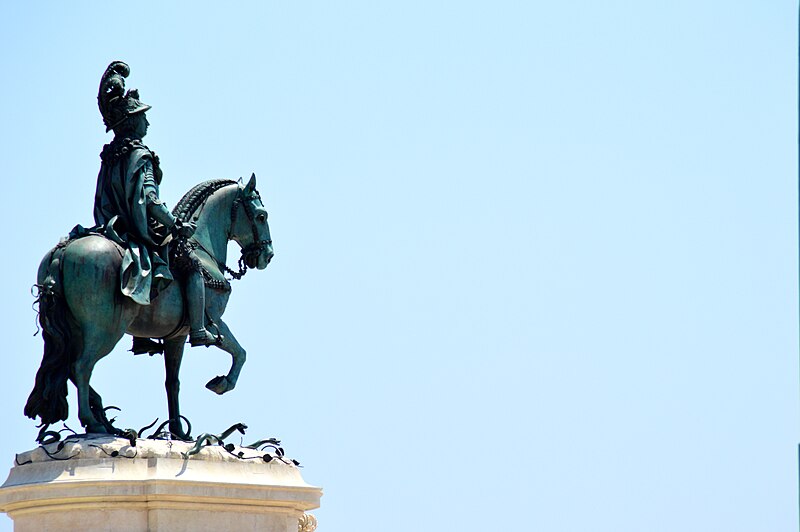 File:Statue praça do comercio (9294566807).jpg