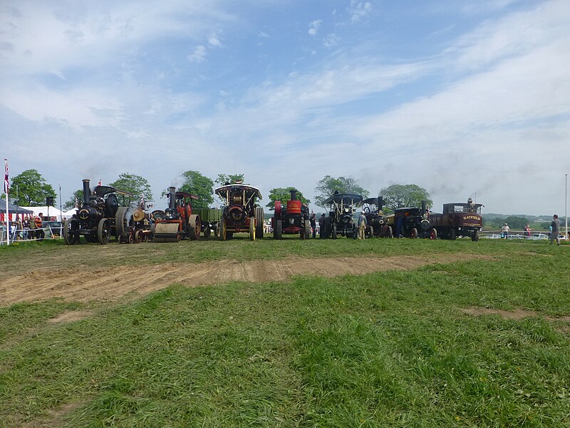 File:Steam-powered vehicles at Græsted Veterantræf 2013 08.JPG