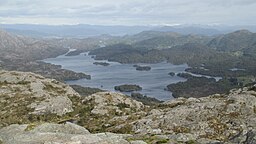 Sjön Storavatnet på ön Holsnøy.