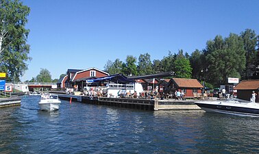 Restaurang med uteservering vid kanalens västra mynning.