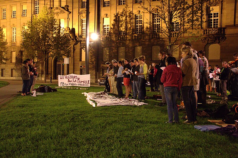 File:Strasbourg 25 avril 2013 les Veilleurs place de la République 04.jpg